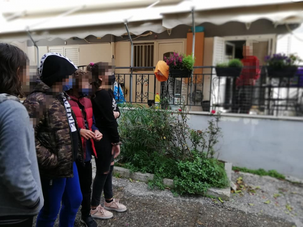 Oι μαθητές του περιβαλλοντικού ομίλου ενημερώνουν τη γειτονιά για τη χρήση του κάδου κομποστοποίησης ως ενεργοί πολίτες